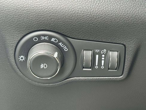 Used 2025 Jeep Compass Limited w/ Sun & Sound Group AWD/4WD image 19
