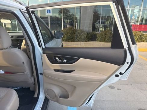 Used 2017 Nissan Rogue SV image 22