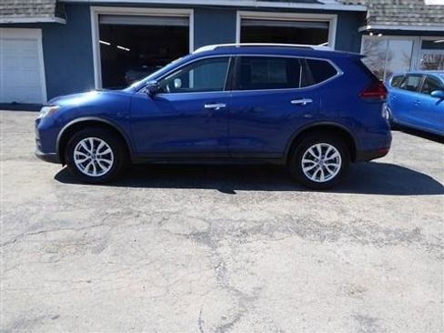 Used 2018 Nissan Rogue SV image 2