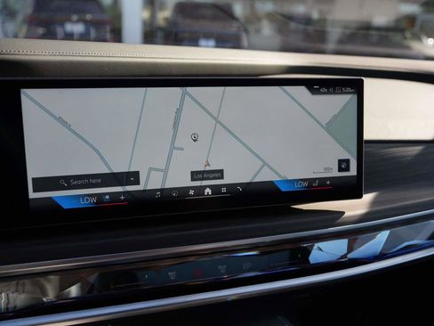 Used 2025 BMW 750e xDrive image 21