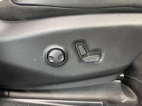 Used 2025 Chrysler Pacifica Limited FWD image 25