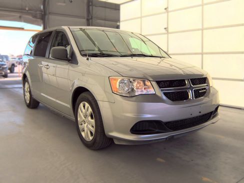 Used 2018 Dodge Grand Caravan SE w/ UConnect Hands-Free Group FWD image 2