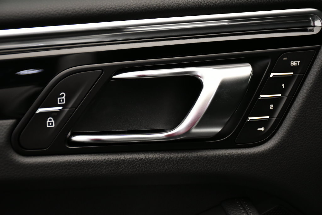 Certified 2026 Porsche Macan Turbo AWD/4WD image 36