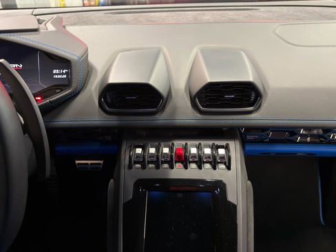 Used 2020 Lamborghini Huracan EVO image 19