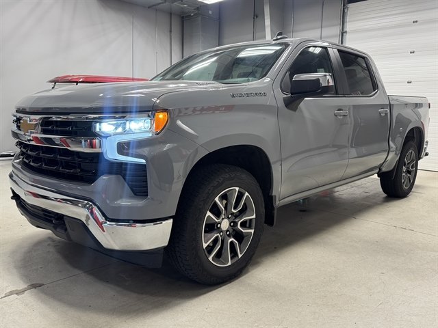 Used 2024 Chevrolet Silverado 1500 LT AWD/4WD image 3