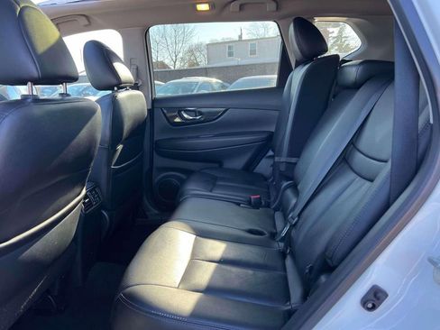 Used 2019 Nissan Rogue SL w/ Premium Package image 12