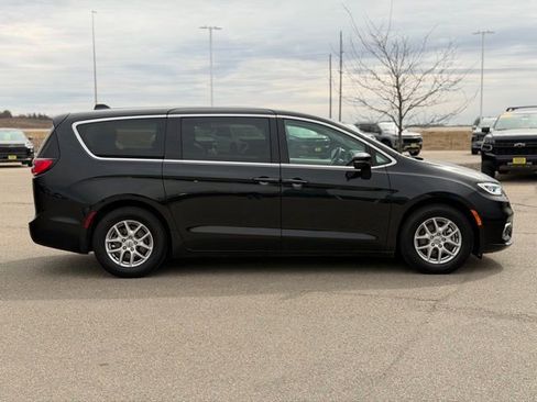 Used 2023 Chrysler Pacifica Touring-L image 4