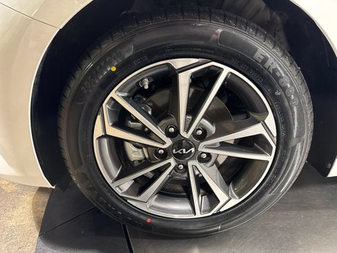 Certified 2022 Kia Forte LXS w/ LXS Technology Package FWD image 3