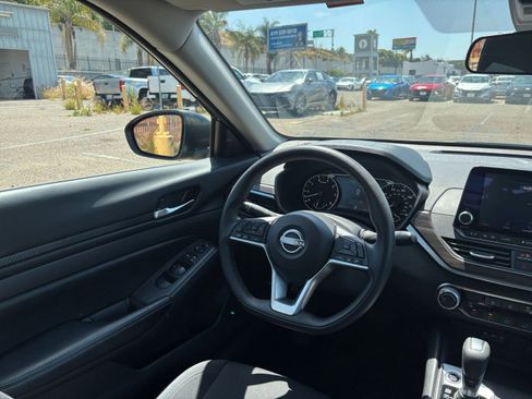 Used 2025 Nissan Altima 2.5 SV FWD image 34