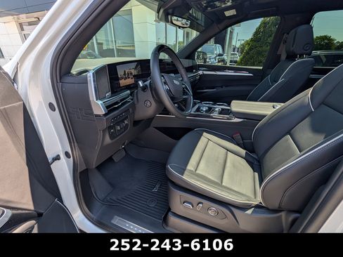Used 2025 Cadillac Escalade Sport AWD/4WD image 13
