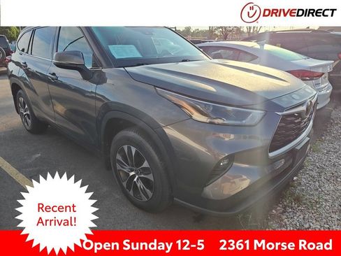 Used 2021 Toyota Highlander XLE AWD/4WD image 1