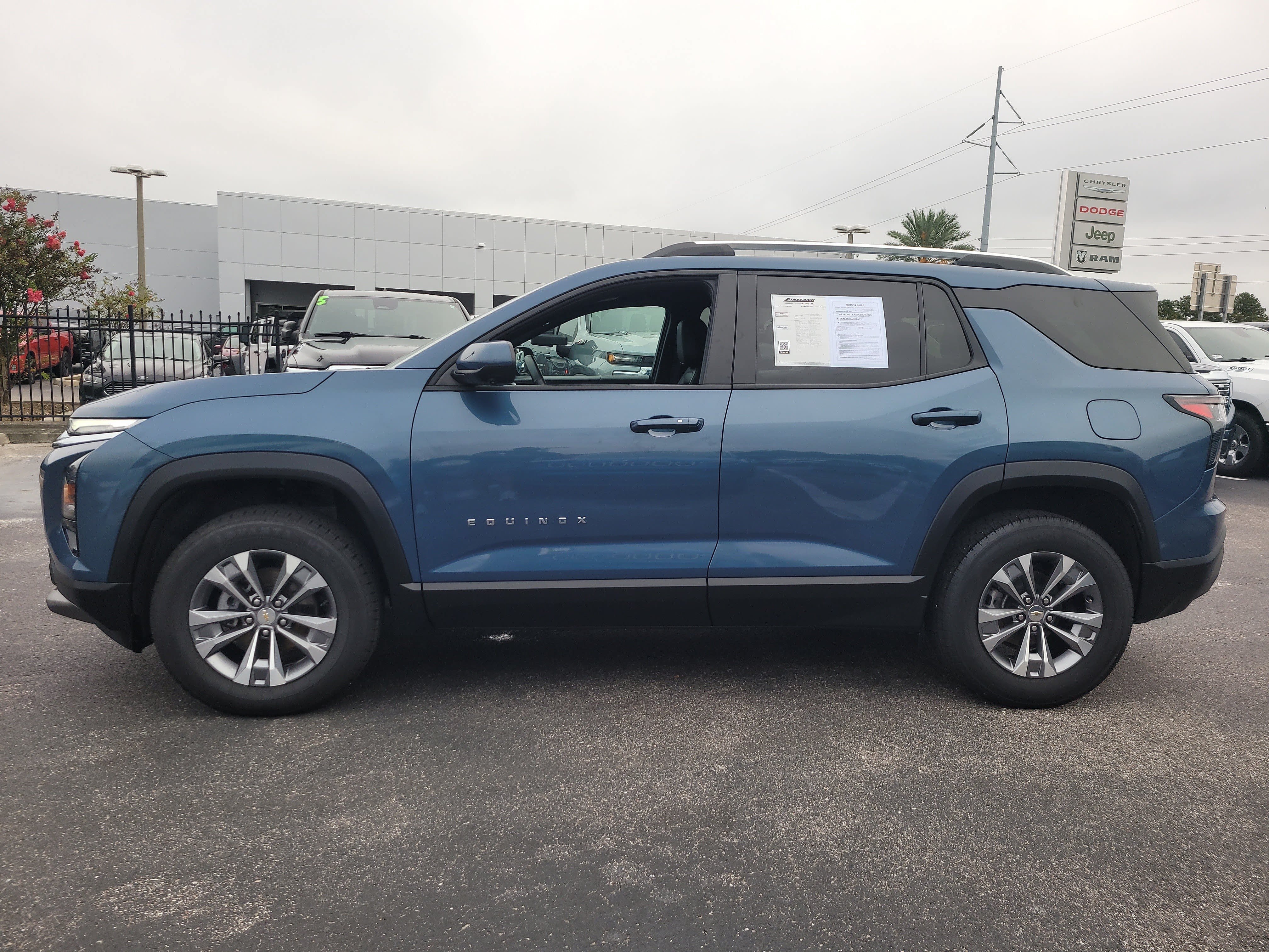 Used 2025 Chevrolet Equinox LT w/ Convenience Package II FWD image 7