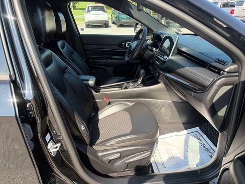 Used 2025 Jeep Compass Latitude w/ Convenience Group AWD/4WD image 39
