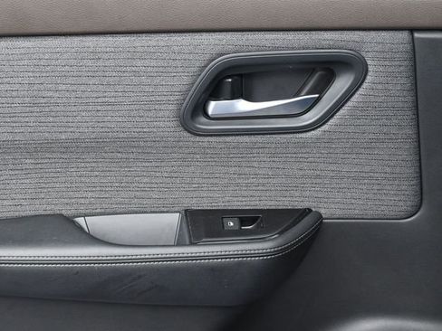 Used 2023 Nissan Rogue SV image 27