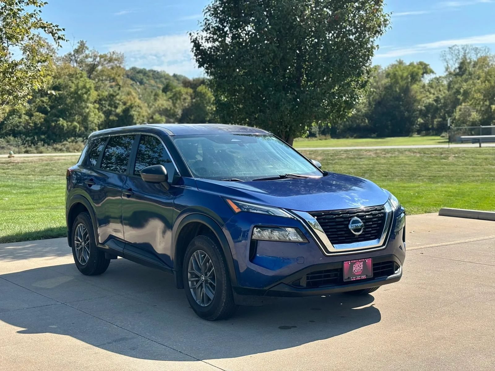Used 2021 Nissan Rogue S FWD image 3