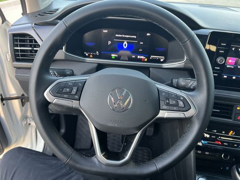 Certified 2025 Volkswagen Taos SE FWD image 17