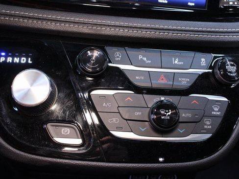 Used 2022 Chrysler Pacifica Touring image 27