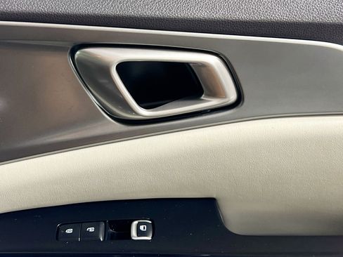 Used 2024 Kia Carnival LX FWD image 31