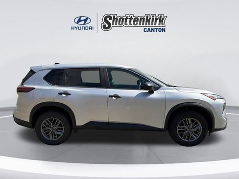 Used 2024 Nissan Rogue S image 4