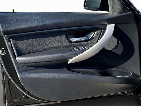 Used 2018 BMW 320i Sedan image 16