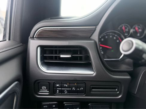 Used 2021 Chevrolet Tahoe Z71 w/ Luxury Package image 16