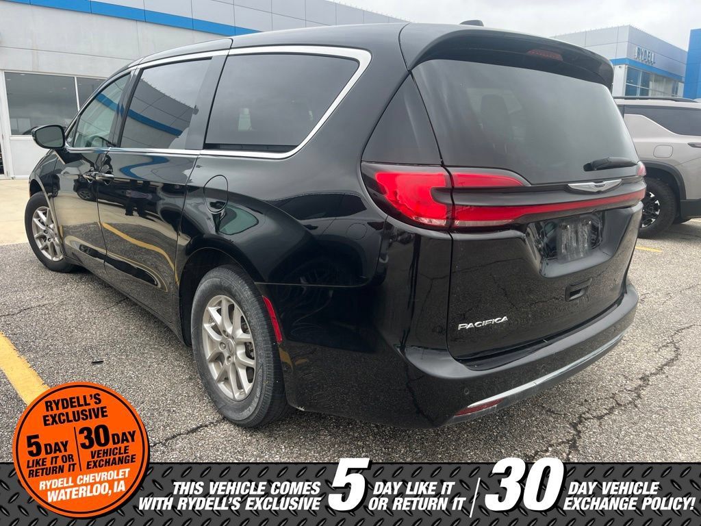 Used 2024 Chrysler Pacifica Touring-L FWD image 4