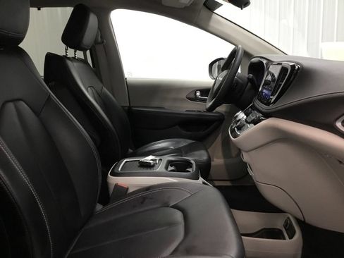Used 2023 Chrysler Pacifica Touring-L AWD/4WD image 21