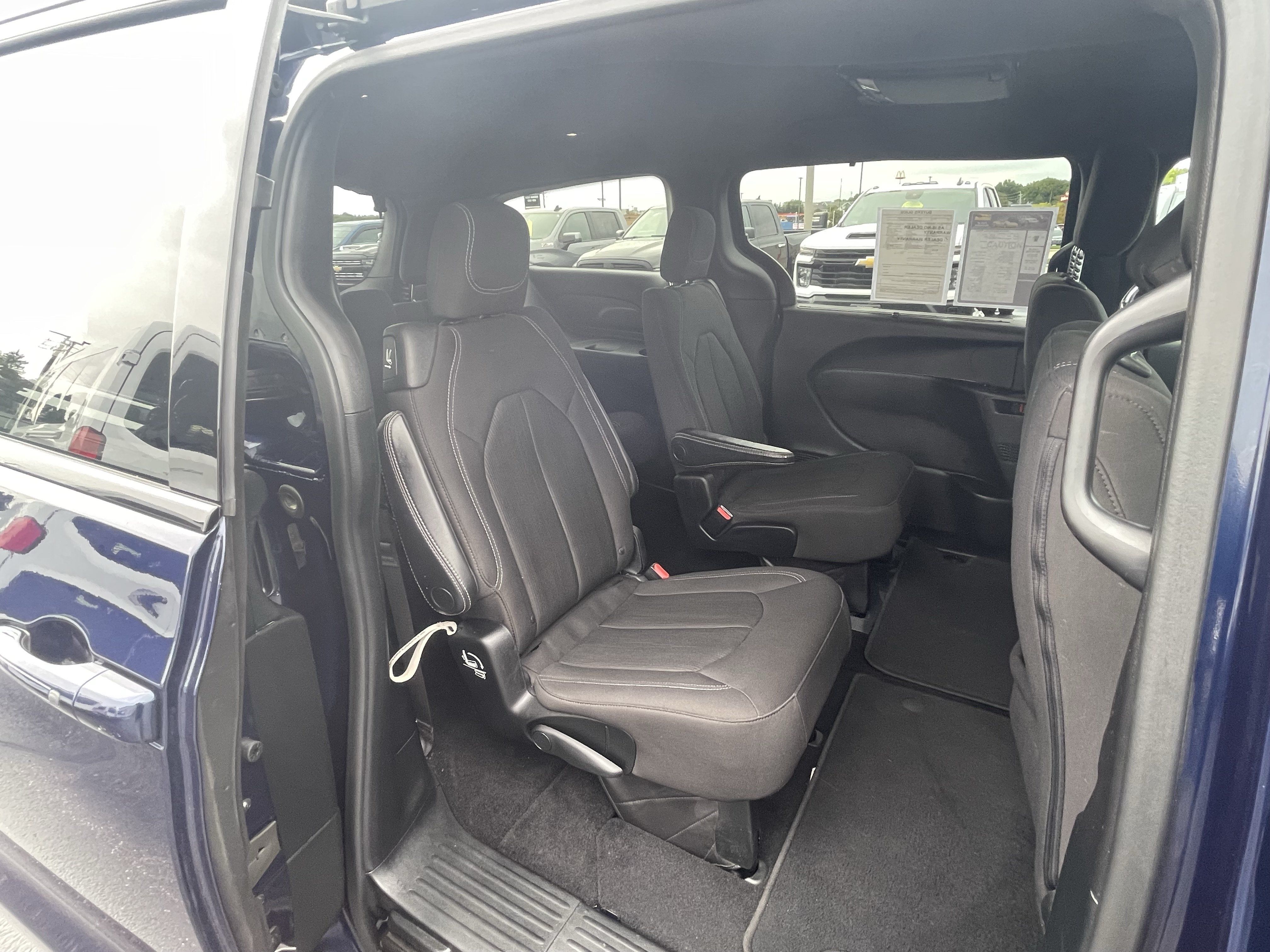 Used 2018 Chrysler Pacifica Touring Plus w/ S Appearance Package FWD image 28
