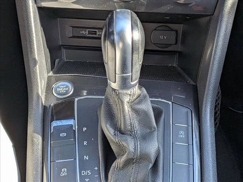 Used 2018 Volkswagen Tiguan SE image 12