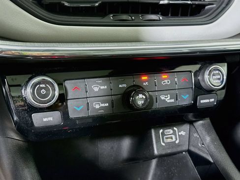 Used 2023 Jeep Compass Limited w/ Sun and Sound Group AWD/4WD image 8