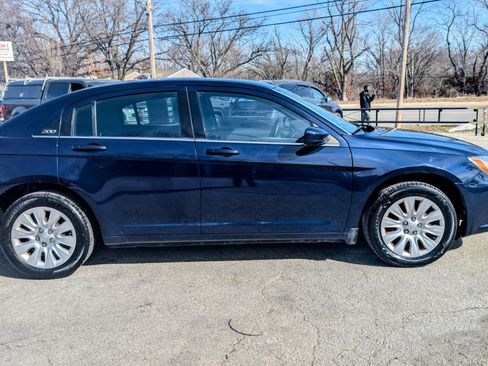 Used 2014 Chrysler 200 LX FWD image 4