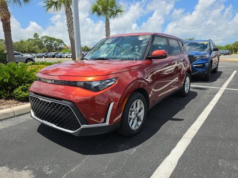 Certified 2023 Kia Soul LX w/ LX Technology Package FWD image 6