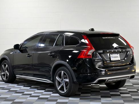 Used 2018 Volvo V60 T5 Cross Country w/ Convenience Package image 3