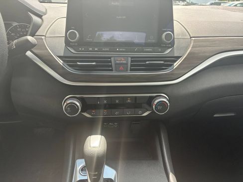 Used 2025 Nissan Altima 2.5 SV FWD image 14
