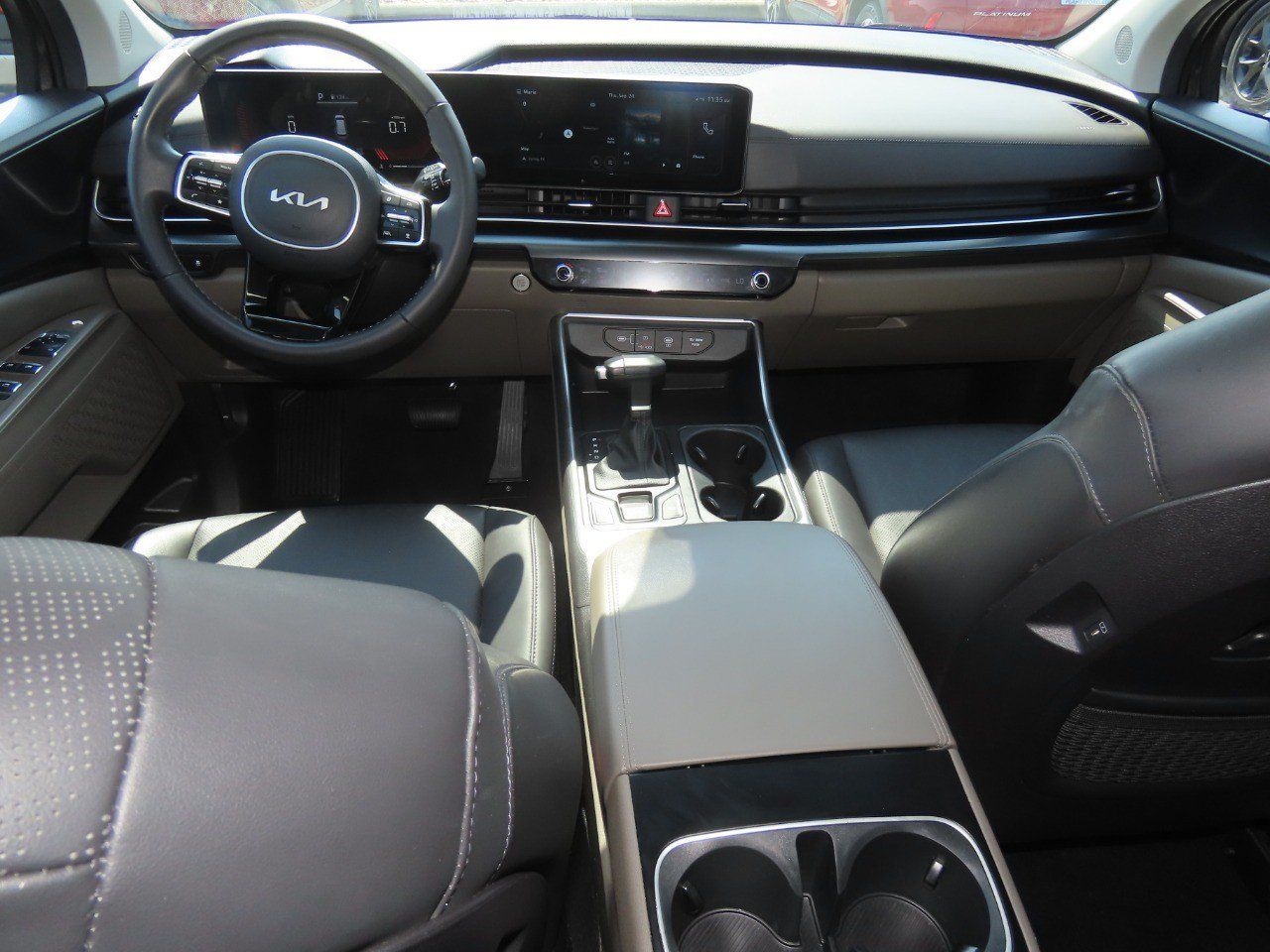 Used 2025 Kia Carnival FWD image 22