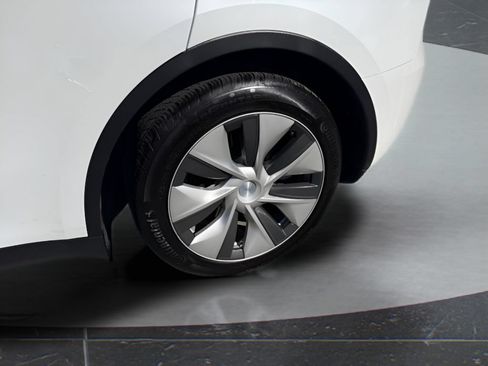 Used 2023 Tesla Model Y Long Range AWD/4WD image 10