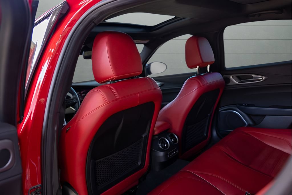 Used 2022 Alfa Romeo Giulia Veloce RWD image 47