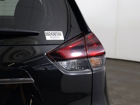 Used 2018 Nissan Rogue SV w/ Premium Package image 17