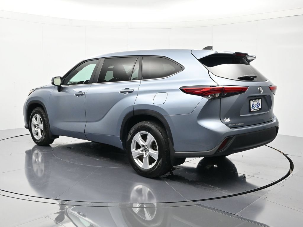 Used 2023 Toyota Highlander LE AWD/4WD image 7