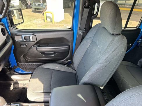 Used 2025 Jeep Wrangler Sport image 31