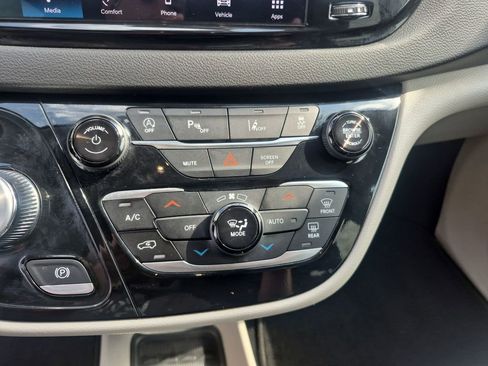 Used 2024 Chrysler Pacifica Touring-L image 36