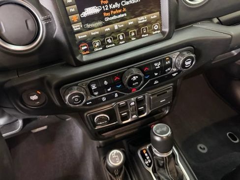 Used 2022 Jeep Wrangler Unlimited Sahara w/ Cold Weather Group AWD/4WD image 31
