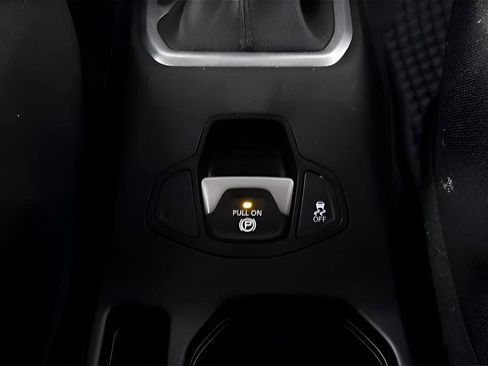 Used 2018 Jeep Renegade Latitude w/ Safety & Security Group AWD/4WD image 32
