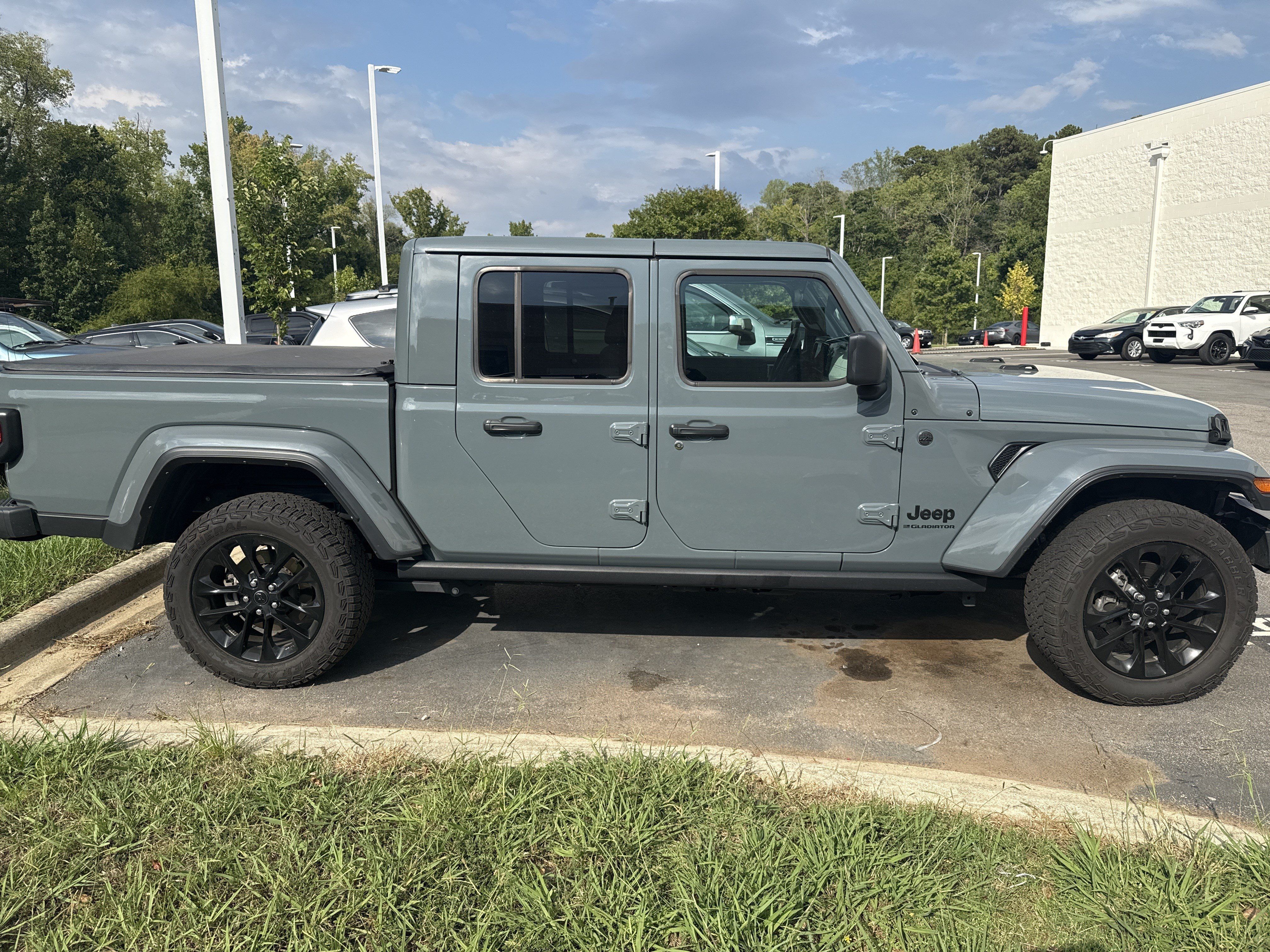 Used 2025 Jeep Gladiator Sport AWD/4WD image 9