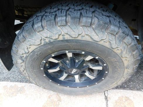 Used 2019 Toyota Tacoma TRD Off-Road AWD/4WD image 7