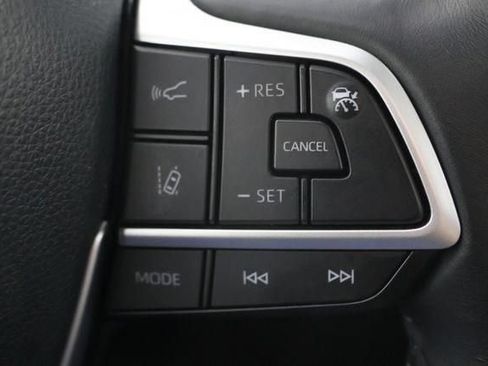 Used 2024 Toyota Highlander XLE AWD/4WD image 13
