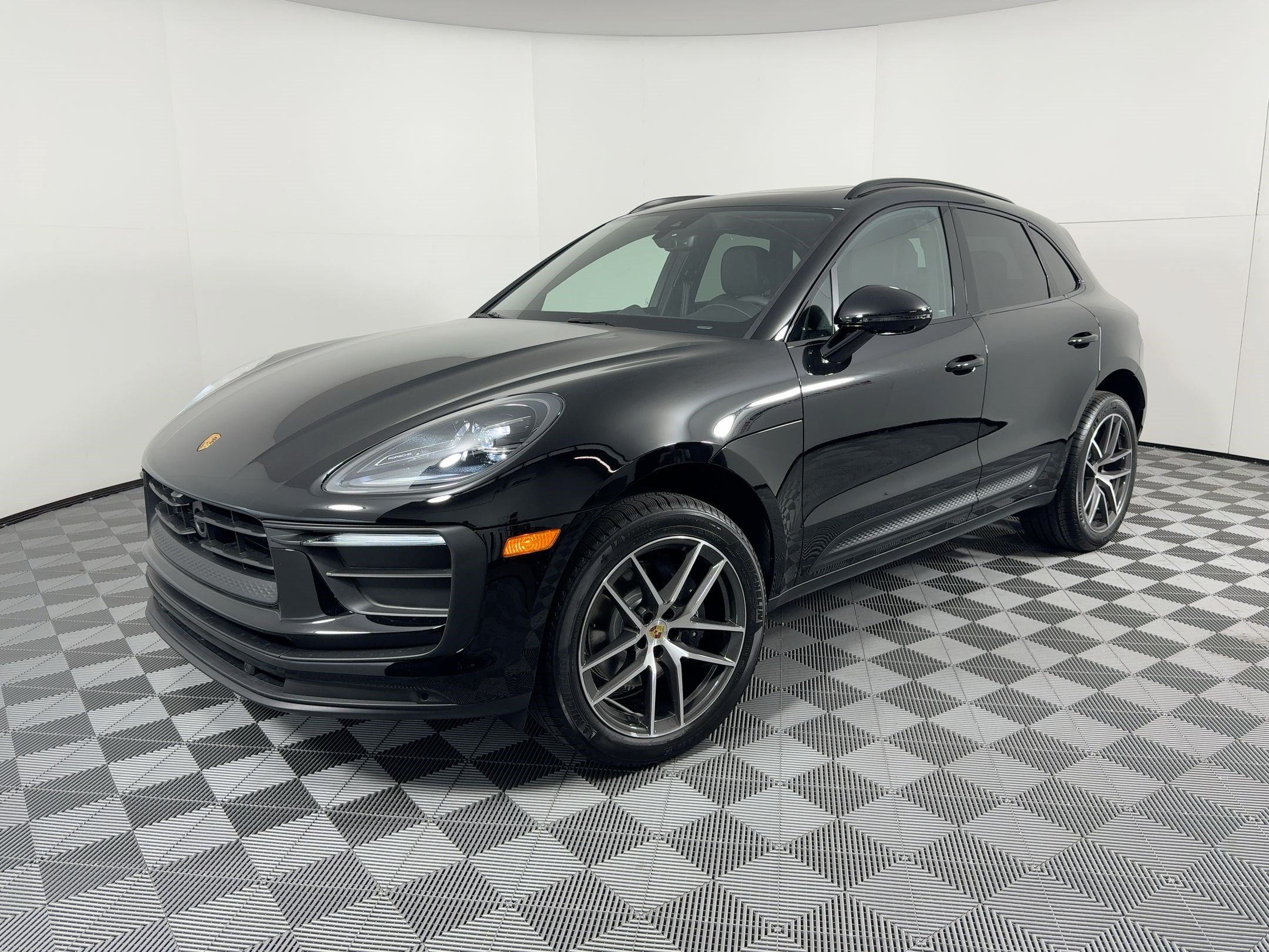 Certified 2026 Porsche Macan AWD/4WD image 1