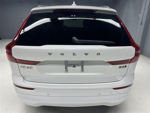 Used 2022 Volvo XC60 B5 Momentum w/ Climate Package AWD/4WD image 6