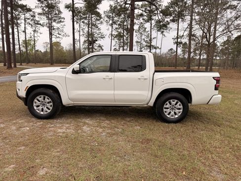 Used 2023 Nissan Frontier SV image 2