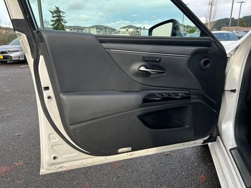 Used 2024 Lexus ES 300h w/ Premium Package image 18